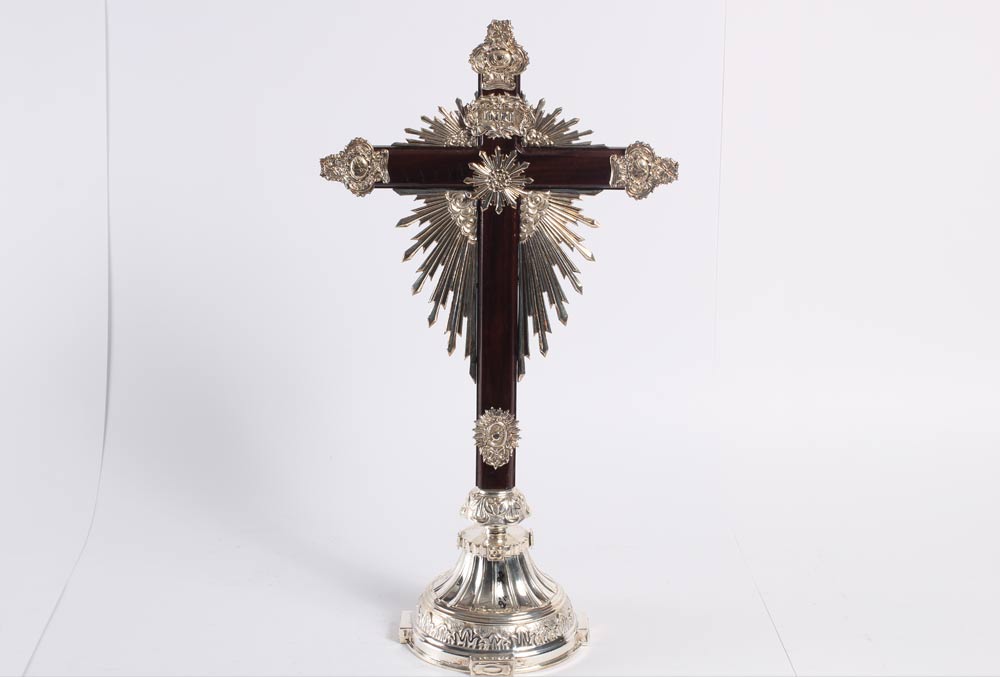 Cruz con Pedestal de Madera y Plata.